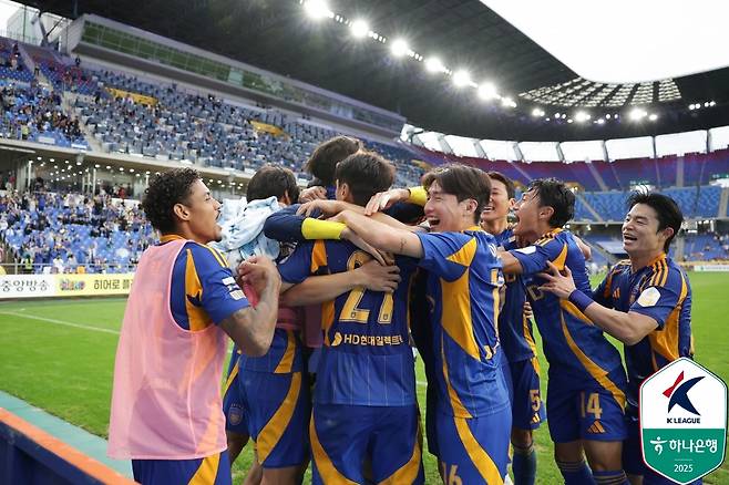 울산은 18일 울산문수축구경기장에서 열린 하나은행 K리그1 2025 33라운드 홈 경기에서 광주FC를 2-0으로 꺾었다. 울산이 K리그1에서 승리한 것은 최근 3무 4패 뒤 8경기 만이다. 2015년(최종 7위) 이후 10년 만에 하위 스플릿인 파이널B로 추락한 울산은 승점 40으로 10위에서 일단 강등권을 벗어난 9위가 됐다. 이날 경기는 노상래 감독대행 체제 뒤 첫 경기였다. 경기 중엔 37살 고참 선수 이청용이 신태용 전 감독을 사실상 저격하는 골프 세리머니를 해서 화제가 됐다. 한국프로축구연맹