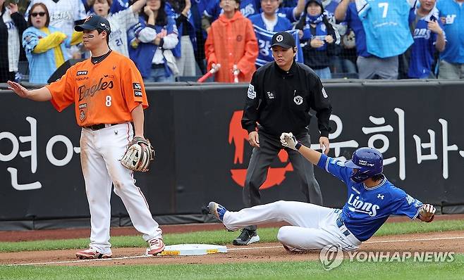 이재현, '3루까지' (대전=연합뉴스) 김준범 기자 = 18일 대전 한화생명 볼파크에서 열린 2025 KBO 프로야구 포스트시즌 플레이오프 1차전 삼성 라이온즈와 한화 이글스의 경기. 2회초 무사 2, 3루 때 2타점 2루타를 쳐낸 삼성 이재현이 상대 실책을 틈타 3루까지 들어가고 있다. 2025.10.18 psykims@yna.co.kr