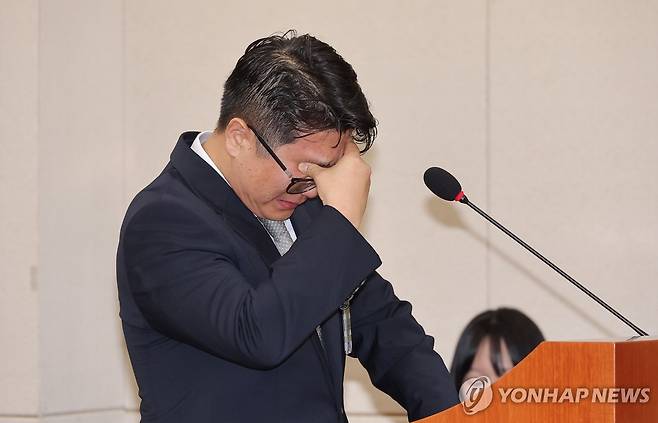 눈물 흘리는 문지석 검사 (서울=연합뉴스) 류영석 기자 = 15일 서울 여의도 국회에서 열린 고용노동부에 대한 기후에너지환경고용노동위원회 국정감사에 참고인 신분으로 출석한 문지석 검사가 쿠팡풀필먼트서비스(CFS) 관련 질의에 답변 중 눈물을 흘리고 있다. 2025.10.15 ondol@yna.co.kr