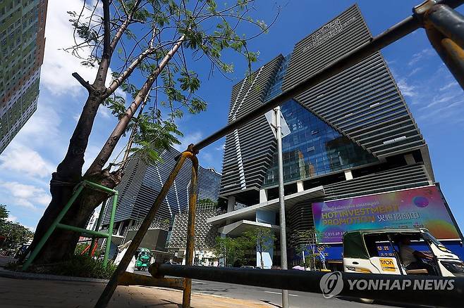 정부, 이달 캄보디아 범죄조직 금융제재 추진 전망 (프놈펜=연합뉴스) 서대연 기자 = 캄보디아에서 한국인 납치·감금 등 조직범죄 피해가 잇따라 발생하면서 정부가 이르면 이달 중 범죄조직을 대상으로 금융 제재에 착수할 전망이다. 사진은 이날 캄보디아 프놈펜에 위치한 프린스그룹 본사. 2025.10.19 dwise@yna.co.kr