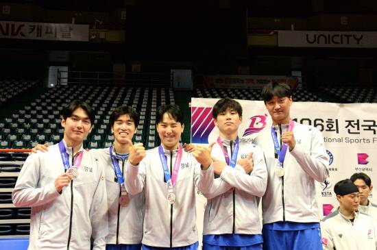 남자 일반부 세팍타크로에서 은메달을 차지한 경남체육회 선수들이 시상식에서 은메달을 목에 걸고 기념촬영을 하고 있다.