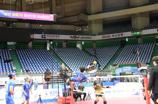 남자 일반부 세팍타크로 결승에서 경남체육회 신승민 선수가 공격을 하고 있다.