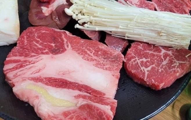 (이번엔 또 소고기에도, 기름등심 논란 당시 고기 사진. 보배드림)