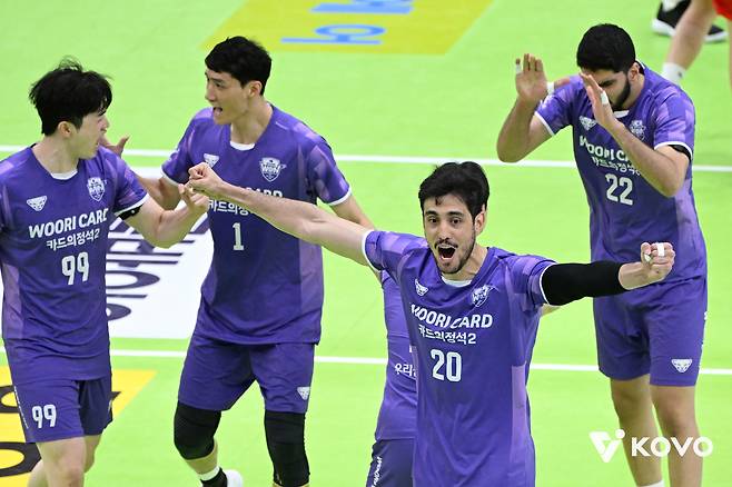 아라우조(20번)와 우리카드 선수들. (KOVO 제공)