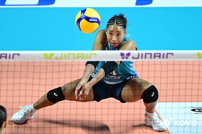 리시브하는 레이나. 제공 | 한국배구연맹