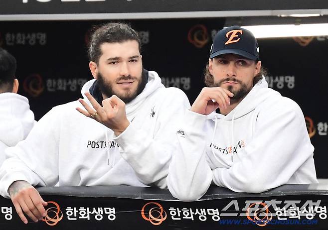 18일 대전 한화생명볼파크에서 열린 삼성과 한화의 PO 1차전. 와이스와 대화를 나누고 있는 폰세. 대전=송정헌 기자songs@sportschosun.com/2025.10.18/