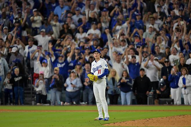 사사키 로키가 NLCS 4차전서 9회 등판해 마지막 아웃카운트를 잡는 순간을 지켜보고 있다. Imagn Images연합뉴스