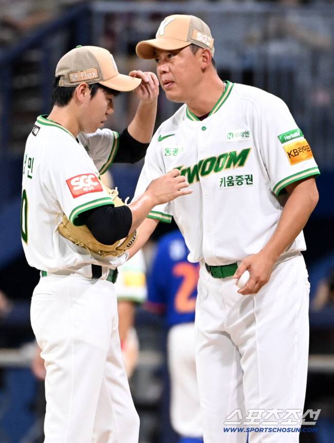 키움에서 NC로 이적한 이승호 투수코치(오른쪽). 스포츠조선DB