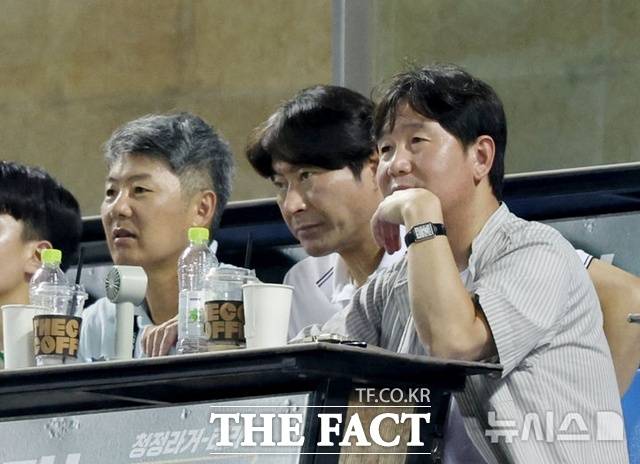 20일 두산 베어스 신임 사령탑에 선임된 김원형 감독(오른쪽 세번째)이 류지현 국가대표 감독, 강인권 코치와 함께 잠실야구장에서 경기를 관전하고 있다. /뉴시스
