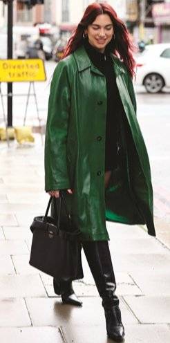 할리우드 셀럽들의 사랑을받고 있는 프라다 벨트백.