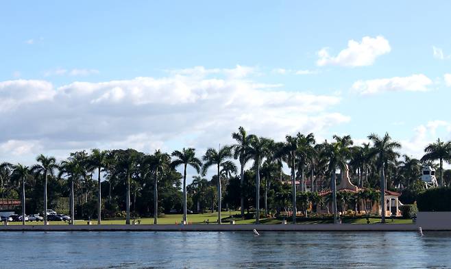 도널드 트럼프 대통령이 18일(현지시간) 머무르고 있는 팜비치의 마러라고 별장 모습. /연합뉴스