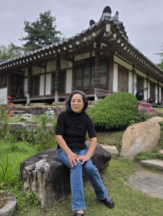 이화제의 정원주 석순자 박사 뒤로 1926년 지은 한옥이 보인다. 윤평호 기자