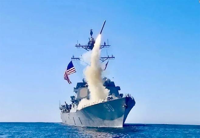 지난 2020년 12월 9일 미 해군 칼빈슨 항모전투단(USS Carl Winson Group) 소속 알레이버크급 구축함 채피함(DDG 90)에서 토마호크 순항미사일을 시험 발사하고 있다. 장소와 시간은 공개하지 않았다. 미사일 생산업체 레이시온은 개량된 블록5형은 해상 이동 표적도 정밀 타격할 수 있다고 밝혔다. 미 해군 제공