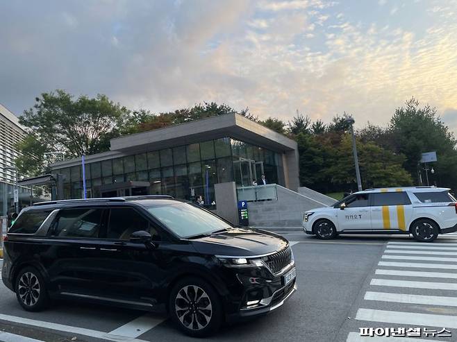 20일 오후 경기 용인시 기흥구 삼성전자인재개발원 입구에 차들이 쉴 새 없이 이동하고 있다. 사진=권준호 기자