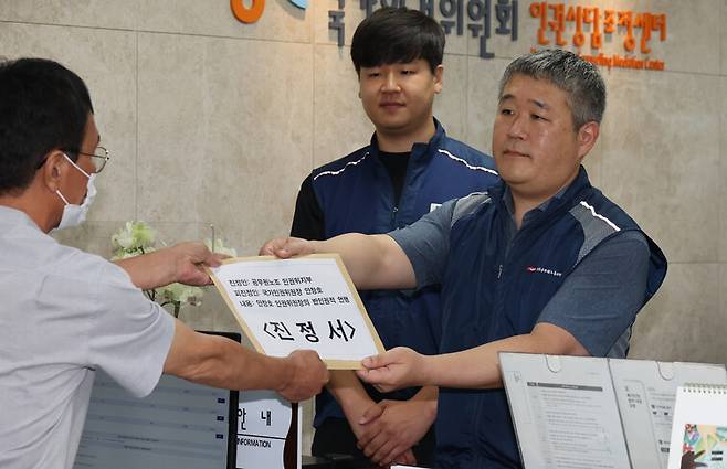 지난달 15일 낮 문정호 전국공무원노동조합 인권위지부장이 안창호 인권위원장의 반인권적 언행을 내용으로 한 인권위지부의 진정서를 인권위 10층 인권상담조정센터에 접수하고 있다. 류우종 선임기자 wjryu@hani.co.kr