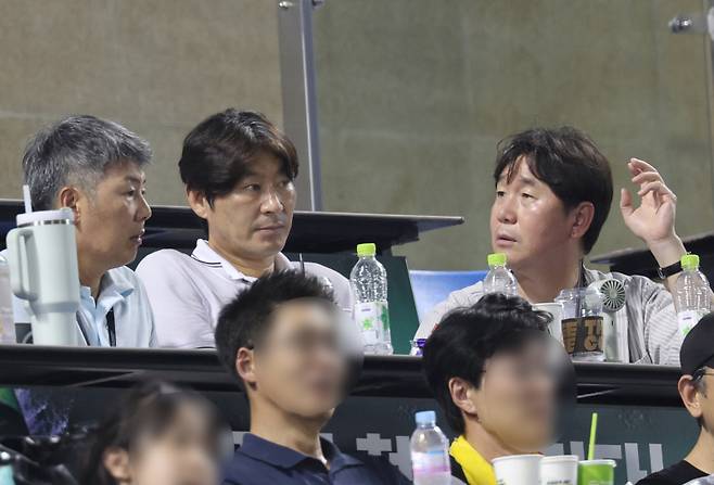 <yonhap photo-5362="">(서울=연합뉴스) 서명곤 기자 = 29일 서울 송파구 잠실구장에서 열린 프로야구 2025 신한 SOL 뱅크 KBO리그 kt wiz와 LG 트윈스의 경기. 야구 대표팀 류지현 감독(오른쪽부터), 강인원 코치, 김원형 코치가 경기를 지켜보고 있다. 2025.7.29 seephoto@yna.co.kr/2025-07-29 20:53:24/ <저작권자 ⓒ 1980-2025 ㈜연합뉴스. 무단 전재 재배포 금지, AI 학습 및 활용 금지></yonhap>