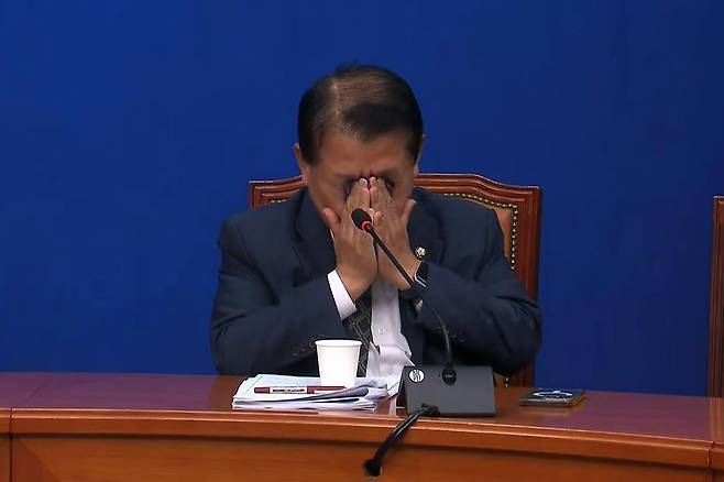 20일 민주당 최고위원회의 백브리핑에서 눈물을 닦고 있는 김병주 최고위원. / 사진=KBS유튜브 캡쳐