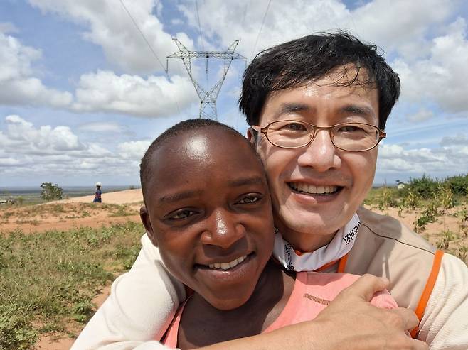 월드비전 홍보대사인 김재원 아나운서가 해외에서 만난 아이와 촬영한 사진. 김 아나운서 제공