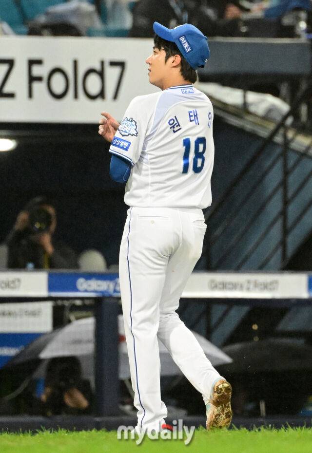 2025년 10월 13일 오후 대구 삼성라이온즈파크에서 열린 '2025 신한 SOL Bank KBO 포스트시즌' SSG 랜더스와 삼성 라이온즈의 준플레이오프 3차전 경기. 삼성 선발투수 원태인이 6⅔이닝 105구 1실점 호투를 한 뒤 교체되고 있다./대구=유진형 기자 zolong@mydaily.co.kr