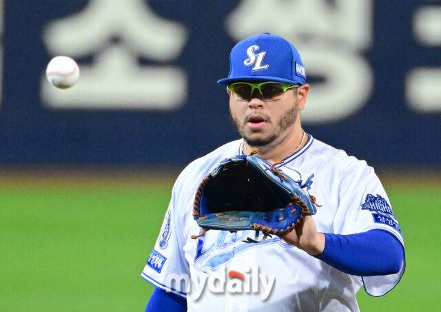 2025년 10월 14일 오후 대구 삼성라이온즈파크에서 열린 '2025 신한 SOL Bank KBO 포스트시즌' SSG 랜더스와 삼성 라이온즈의 준플레이오프 4차전 경기. 삼성 선발투수 후라도가 투구를 준비하고 있다./대구=유진형 기자 zolong@mydaily.co.kr