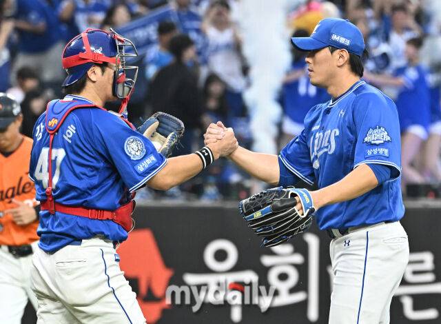 19일 오후 대전광역시 중구 대전한화생명볼파크에서 진행된 '2025 프로야구 KBO리그 포스트시즌' 플레이오프(PO) 2차전 한화이글스와 삼성라이온즈의 경기. 삼성 강민호와 김재윤이 7-3으로 승리한 뒤 환호하고 있다./대전 = 송일섭 기자