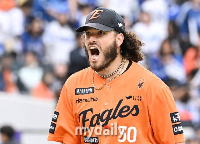 18일 오후 대전광역시 중구 대전 한화생명볼파크에서 진행된 '2025 프로야구 KBO리그 포스트시즌' 플레이오프(PO) 1차전 한화이글스와 삼성라이온즈의 경기 . 한화 폰세가 5회초를 무실점으로 막은 뒤 포효하고 있다./대전=송일섭 기자 andlyu@mydaily.co.kr