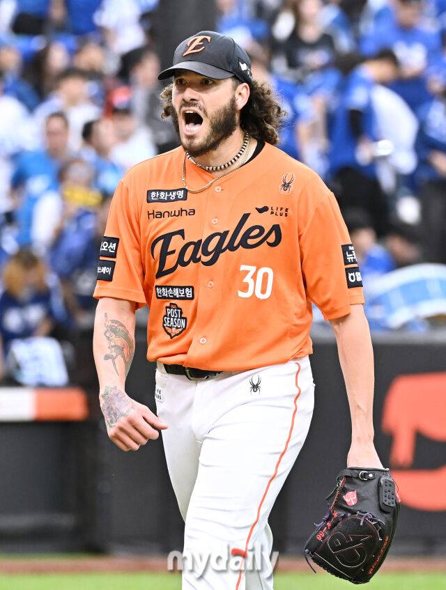 18일 오후 대전광역시 중구 대전 한화생명볼파크에서 진행된 '2025 프로야구 KBO리그 포스트시즌' 플레이오프(PO) 1차전 한화이글스와 삼성라이온즈의 경기. 한화 폰세가 5회초를 무실점으로 막은 뒤 포효하고 있다./대전=송일섭 기자 andlyu@mydaily.co.kr