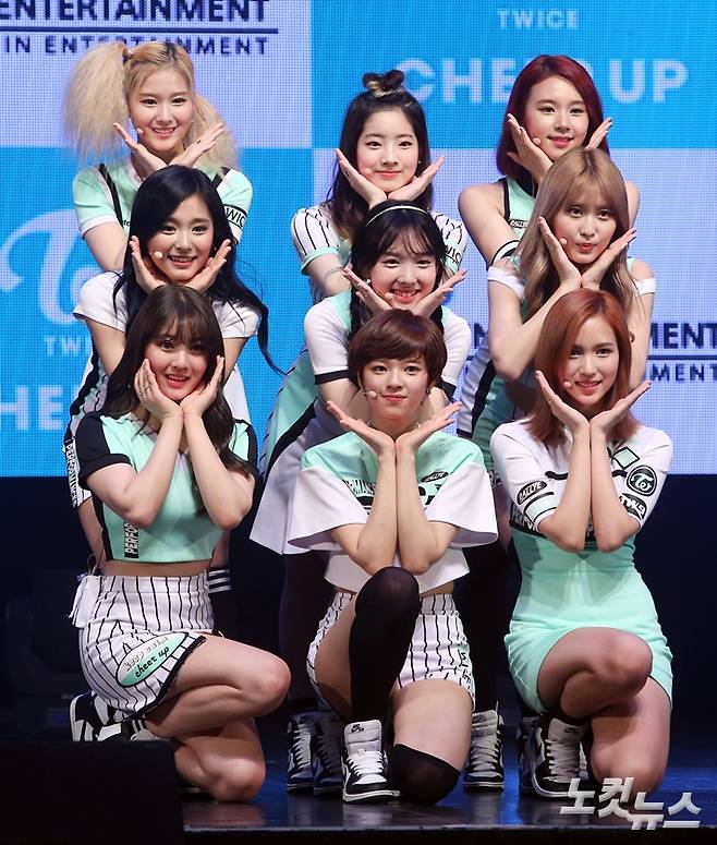 2016년 발표한 '치어 업'은 트와이스의 첫 번째 메가 히트곡이 됐다. 황진환 기자
