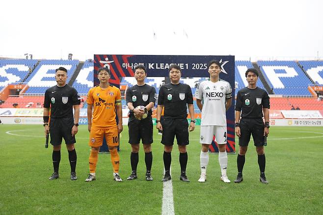 3일 제주-전북전 당시 양 팀 선수와 심판진. 프로축구연맹 제공