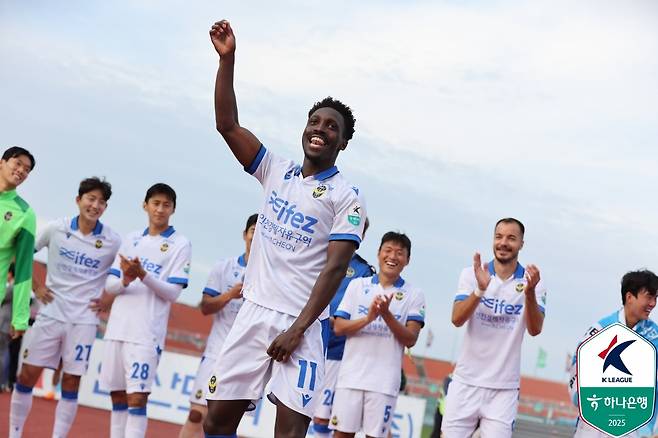 프로축구 K리그2 인천 유나이티드 제르소가 19일 안산와스타디움에서 열린 안산 그리너스전 1-0 승리 후 세리머니를 하고 있다. /사진=한국프로축구연맹 제공