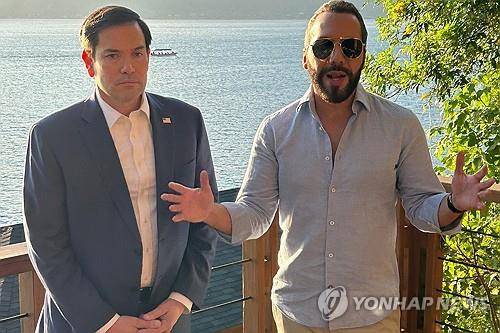 루비오 미국 국무부 장관과 부켈레 엘살바도르 대통령 (엘콩고 <엘살바도르> EPA=연합뉴스 자료사진) 2025년 2월 3일 엘살바도르의 엘콩고에서 마코 루비오(왼쪽) 미국 국무부 장관이 나이브 부켈레(오른쪽) 엘살바도르 대통령과 국경 문제를 논의하기 위해 만나서 포즈를 취하고 있다. (EPA/EDUARDO RIBAS) 2025.10.20.