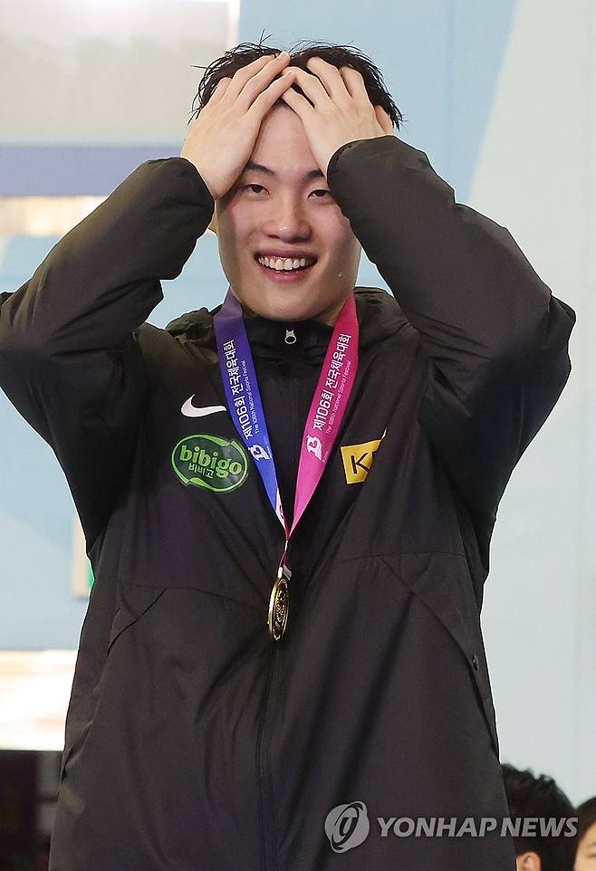 기뻐하는 황선우 (부산=연합뉴스) 강선배 기자 = 황선우(강원도청)가 20일 오후 부산 사직실내수영장에서 열린 제106회 전국체육대회 수영 남자 일반부 자유형 200m 결승 시상식에서 금메달을 목에 걸고 기뻐하고 있다. 2025.10.20 sbkang@yna.co.kr