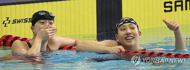 기록이 똑같아. 공동 1위 (부산=공동 1위 '놀라워'연합뉴스) 강선배 기자 = 전다솜(안양시청·왼쪽)과 권세현(안양시청)이 20일 오후 부산 사직실내수영장에서 열린 제106회 전국체육대회 수영 여자 일반부 평영 200m 결승에서 공동 1위로 터치패드를 찍은 뒤 2분 25초 84의 같은 개인 신기록을 확인하며 기뻐하고 있다. 2025.10.20 sbkang@yna.co.kr