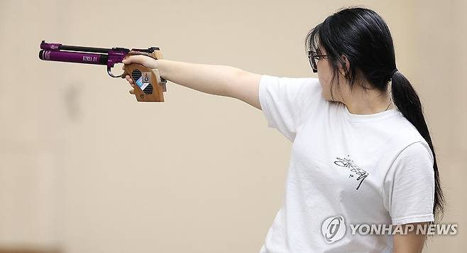 전국체전 공기권총 결선 나선 오예진 (창원=연합뉴스) 김성민 기자 = 13일 오전 경남 창원시 창원국제사격장에서 열린 제 105회 전국체육대회 사격 공기권총 여자 10m 결선에서 파리 올림픽 금메달리스트 오예진이 경기를 치르고 있다. 2024.10.13 ksm7976@yna.co.kr