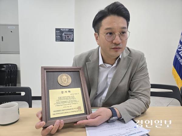 화성 반월초 인근 열병합발전소 건설 계획이 철회된 건 의원실과 지역 주민들의 신속한 초동 대처가 빛을 발한 결과물이었다는 게 전용기 의원의 분석이다. 지역 주민들은 전 의원에게 감사패를 전달했다. 전 의원이 감사패를 보여주고 있다.