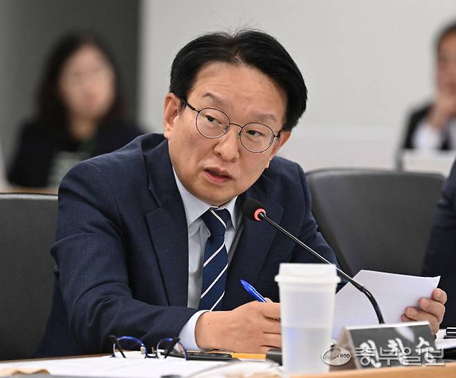 권칠승 의원이 21일 오전 수원시 경기도청에서 진행된 국회 행정안전위원회의 경기도 국정감사에서 의원질의를 하고 있다. 임채운기자