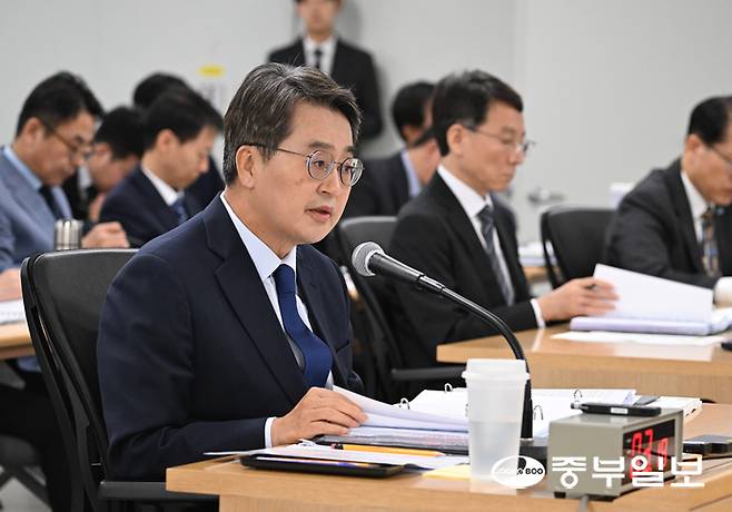 김동연 경기도지사가 21일 오전 수원시 경기도청에서 진행된 국회 행정안전위원회의 경기도 국정감사에서 의원질의에 답하고 있다. 임채운기자