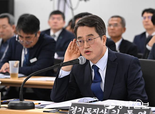 김동연 경기도지사가 21일 오전 수원시 경기도청에서 진행된 국회 행정안전위원회의 경기도 국정감사에서 의원질의를 듣고 있다. 임채운기자