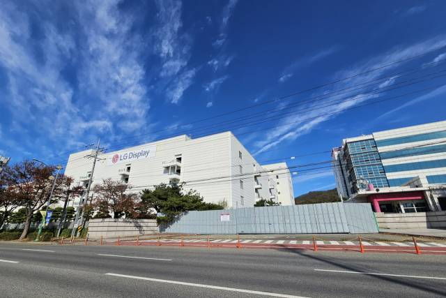 LG디스플레이 구미2·3공장 출입문이 굳게 닫혀 있다. 소형 LCD를 생산하던 이 공장은 2017년 수익성 악화로 가동을 중단했다. 매일신문DB