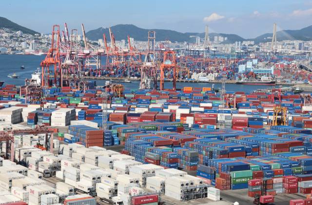 수출 다변화와 가격협상에 어려움을 겪는 부산 중소기업들이 미국 트럼프 행정부의 고관세 부과로 수출액이 급감했다. 지난 7월부산항 신선대부두, 감만부두에 쌓여 있는 컨테이너들. 연합뉴스