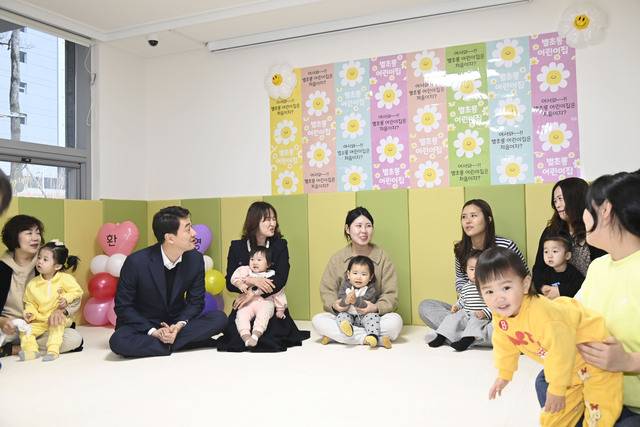 최재훈 군수가 국·공립어린이집을 방문해 부모들의 고충을 듣고 있다. 달성군 제공