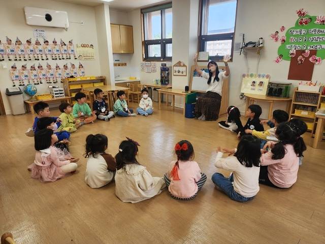참꽃 직장어린이집에서 영어 전담교사가 수업하는 모습. 달성군 제공