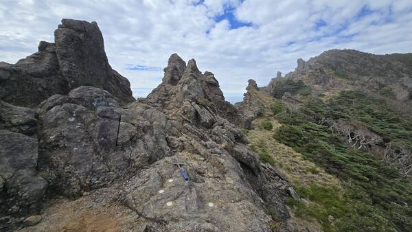한라산 백록담 인근 지형의 변화를 탐지하기 위한 추적표식판. (사진=세계유산본부)