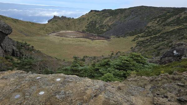 한라산 백록담 인근 지형의 변화를 탐지하기 위한 추적표식판. (사진=세계유산본부)