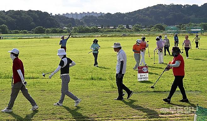 광주 북구 연제동 파크골프장에서 어르신 등 시민들이 경기를 즐기거나 순서를 기다리는 등 파크골프장 내 발걸음이 분주하다. 양광삼기자 ygs02@mdilbo.com