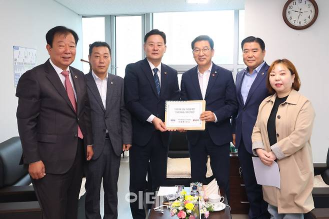 21일 경기도 국정감사를 위해 경기도청을 방문한 신정훈 국회 행정안전위원장에게 경기도의회 여야 대표단이 ‘지방의회법’ 제정을 촉구하는 내용의 건의문을 전달하고 있다.(사진=경기도의회 국민의힘)