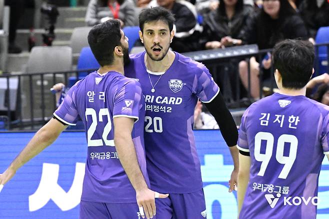 우리카드 아라우조(가운데)와 알리(왼쪽에서 첫 번째)가 환호하고 있다. 사진 | 한국배구연맹