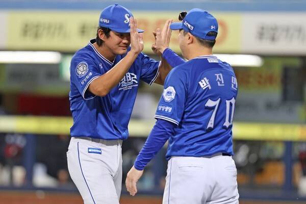 구자욱과 박진만 감독이 지난달 16일 사직 롯데 전에서 하이파이브를 하고 있다. /사진=삼성 라이온즈