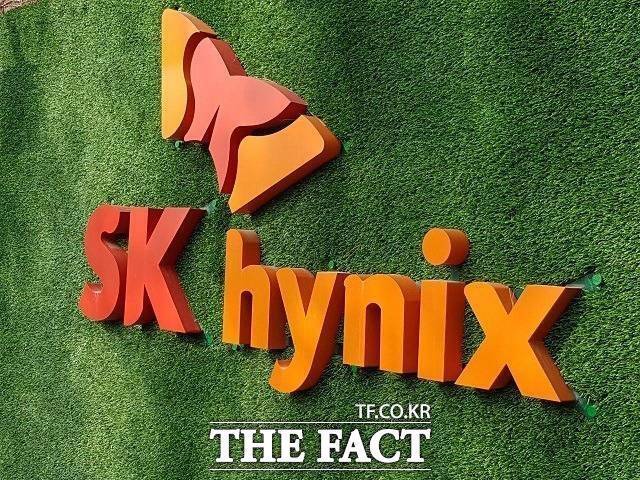 21일 한국거래소에 따르면 SK하이닉스는 이날 사상 처음으로 장중 50만원 고지를 점령했다. /더팩트 DB