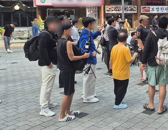 지난 29일 오후 경기 부천시 부천역 일대 피노키오 광장에서 실시간 방송을 하고 있는 유튜버들. /뉴스1